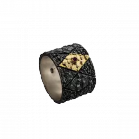 טבעת כסף, רחבה, מושחרת, במרכזה מעוין זהב 18 קראט משובץ אבן רובי