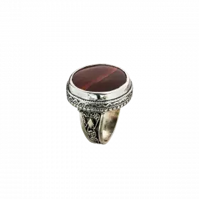 טבעת כסף ,אבן קורניאול עגולה משובצת סביב לה עבודת פיליגרן תימנית