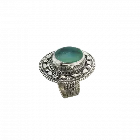 טבעת כסף אובלית עיטורי פיליגרן ובמרכז זכוכית רומית עתיקה