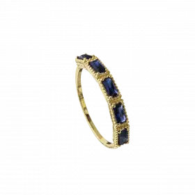 טבעת זהב 14 קראט בשיבוץ 5 אבני ספיר קורונדום מלבניות משובצות לרוחבן זו לצד זו