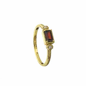 טבעת זהב 14 קראט משובצת אבן גרנט מלבנית ויהלומים בצידיה 0.02ct