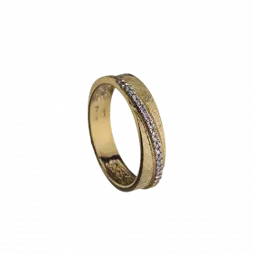 טבעת זהב 14 קראט טקסטורה עדינה, פס יהלומים 0.10 קראט עובר מצידה האחד לשני