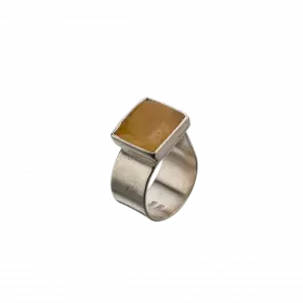 טבעת כסף ייחודית, בעלת חישוק פתוח, חלקו מוגבה ומשובץ אגאט
