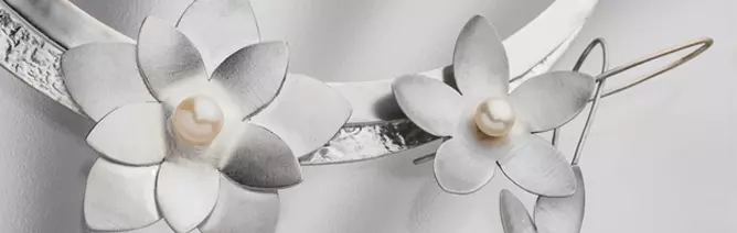 קולקציית פרחים בלבן - ג.ר.א.ס תכשיטים