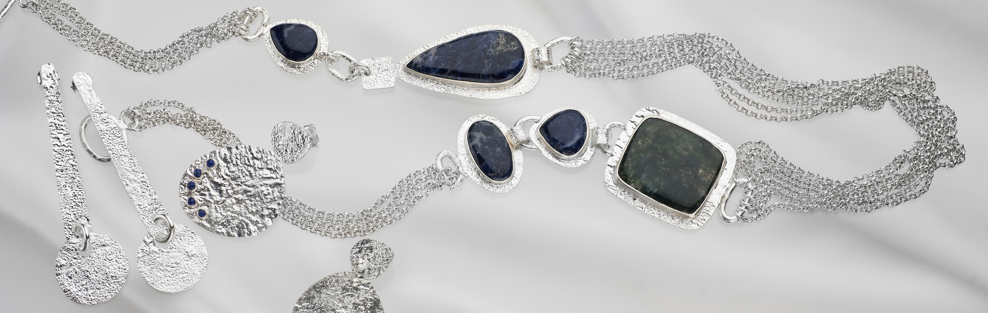Silver jewelry, impressive silver jewelry, silver and gems, long silver necklace, silver necklace with presence, long silver ring, Moss Agate, Agate, Sodalite, gemstone, natural gems, long stud earring, hammered silver, Drop Earrings, special silver jewel