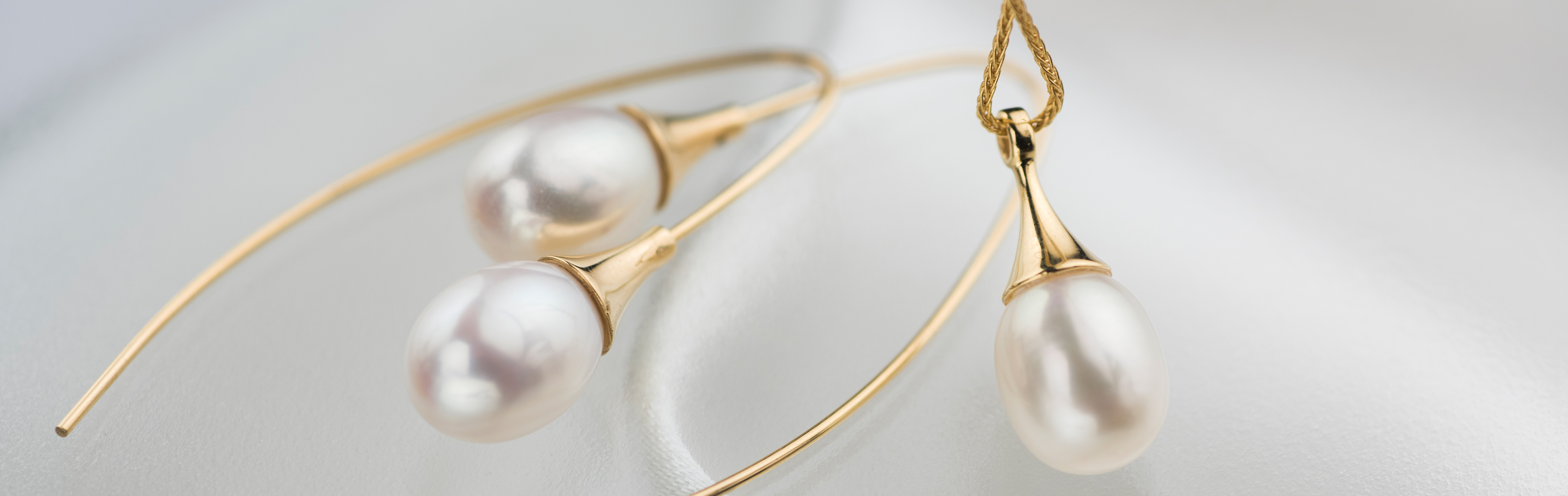 Wedding earrings, wedding necklace, bridal jewelry, wedding jewelry, classic pearl, elegant jewelry, jewelry for events, gold and pearl earrings, gold and pearl necklace, oval pearl, designed jewelry, GRAS designs in gold and gems