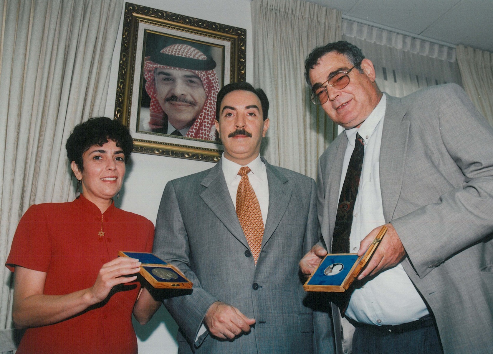 הענקת מדליית הוקרה-חוסיין מלך ירדן, לשגריר ירדן