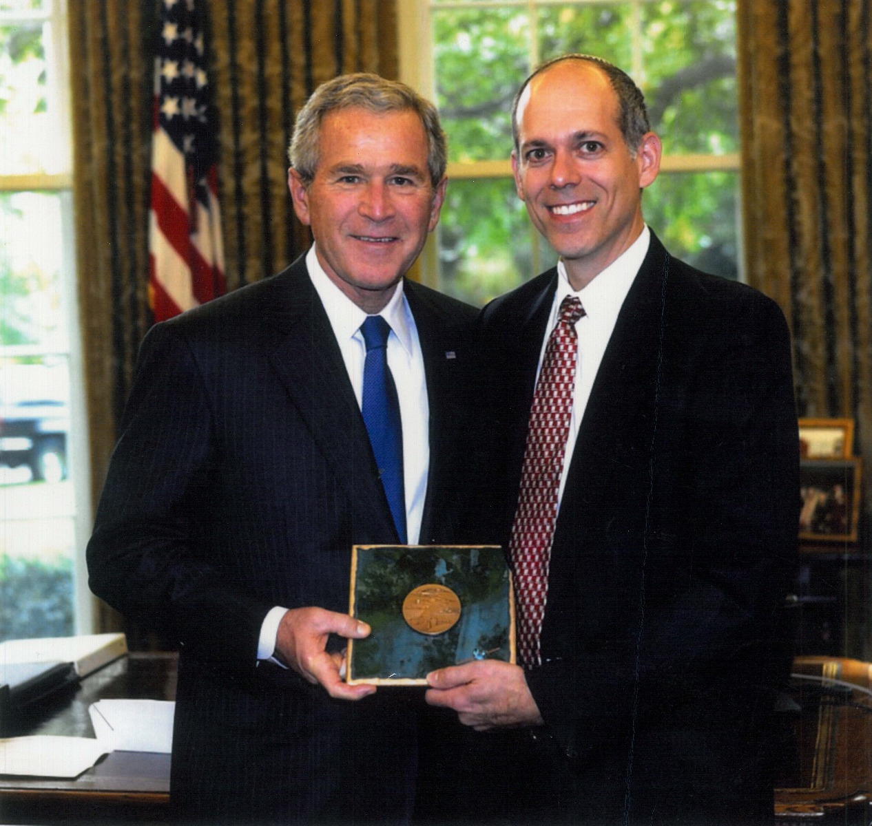 אלן שומן עם הנשיא בוש